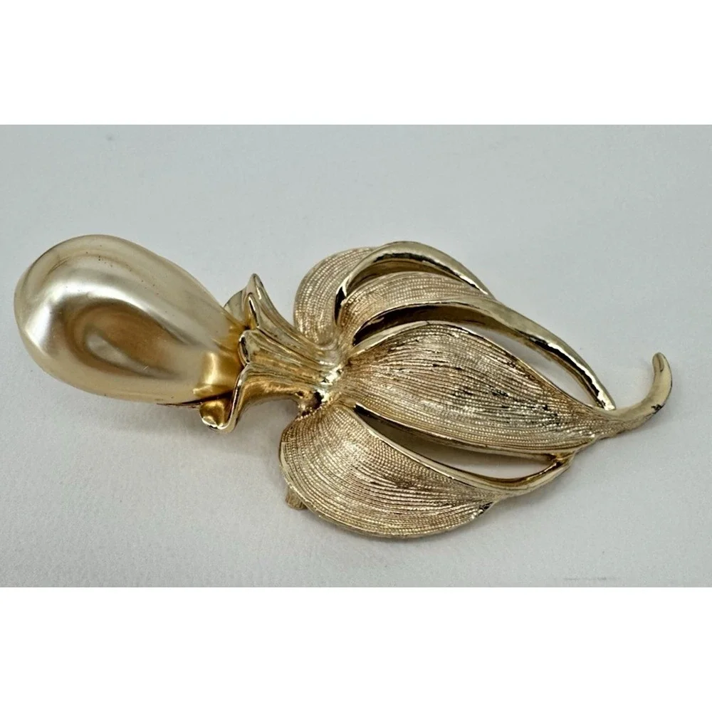 Vintage Gold Tone Floral Brooch Mid Century Faux Pearl Sarah Coventry 60's